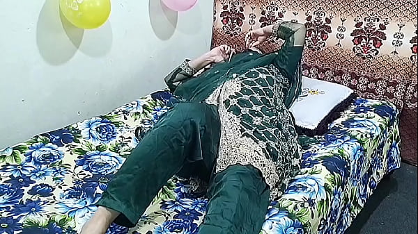 Seorang Istri India Memanggil Pemuda Dan Menggaulinya Dengan Liar, Suara Hindi Panas.