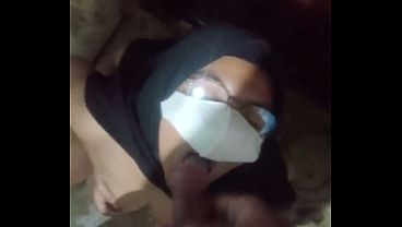 Cewek Indo Ngewe Di Kamar Mandi Sambil Minum Air Kencing, Becek Basah Kena Semprot.