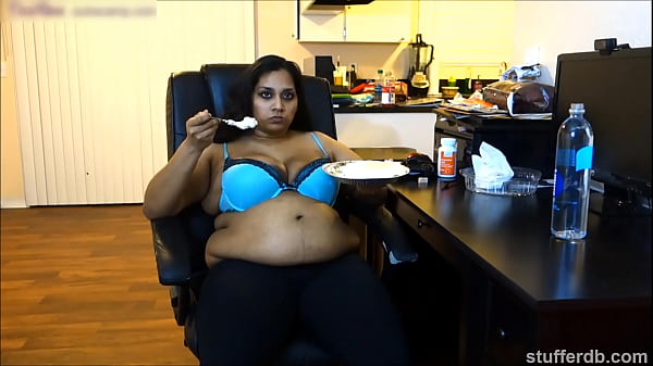 Desi Rose Ngiler Lihat Pie, Pengen Banget Dimasukin Ke Mulutnya Yang Basah!